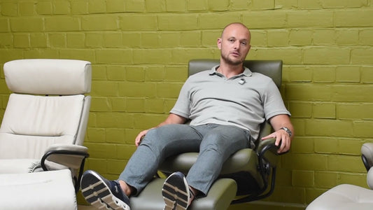 Adviseur van Stressless Store bespreekt de relaxzetels uit de Stressless Urban collection in de showroom