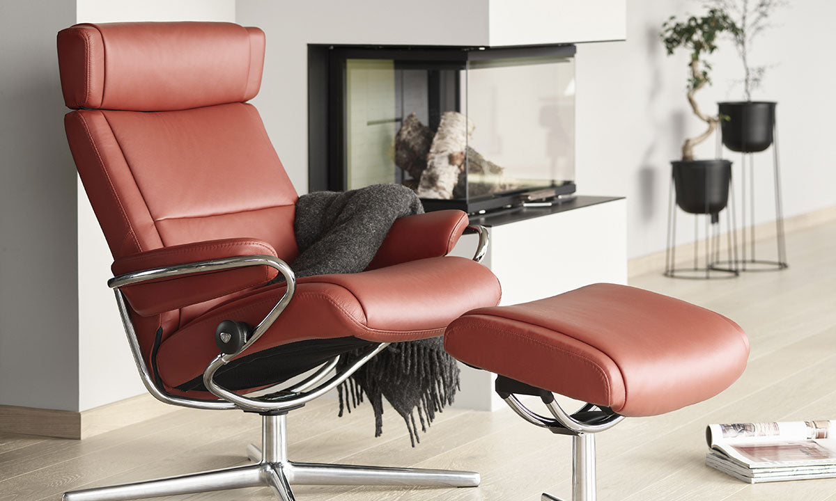 Stressless Paris relaxfauteuil met verstelbare hoofdsteun en voetenbank in rood leder op een Star onderstel