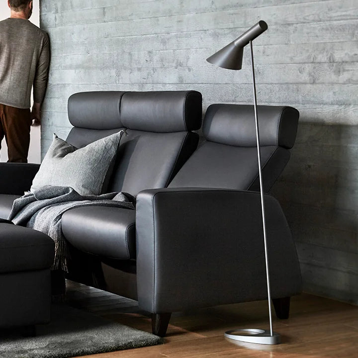 Stressless Arion A10 2-zit met hoge rug in zwart leder met hocker