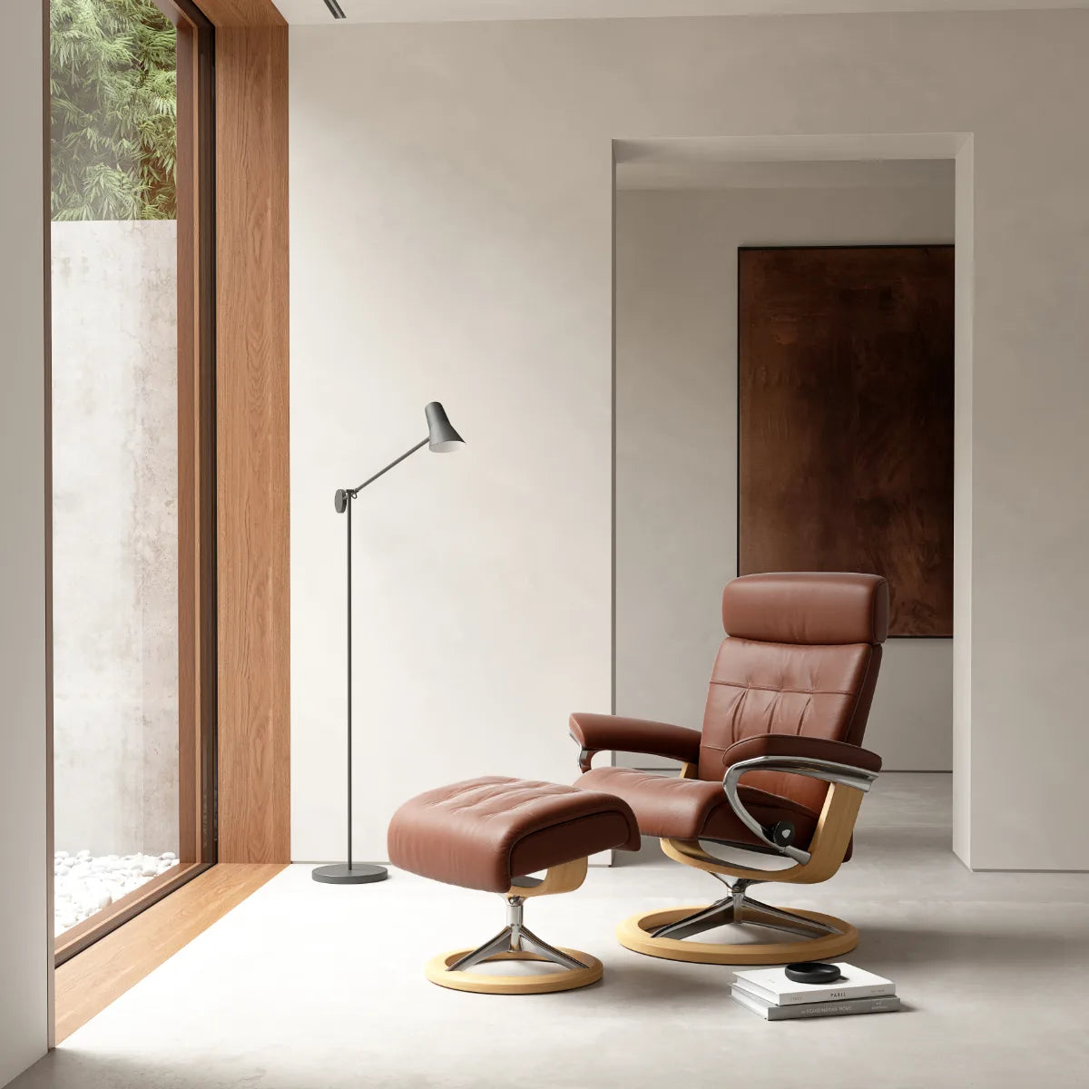Fauteuil Stressless Erik avec repose-pieds, en cuir Paloma Copper, monté sur un piètement Signature en chêne et en aluminium poli, dans un intérieur minimaliste