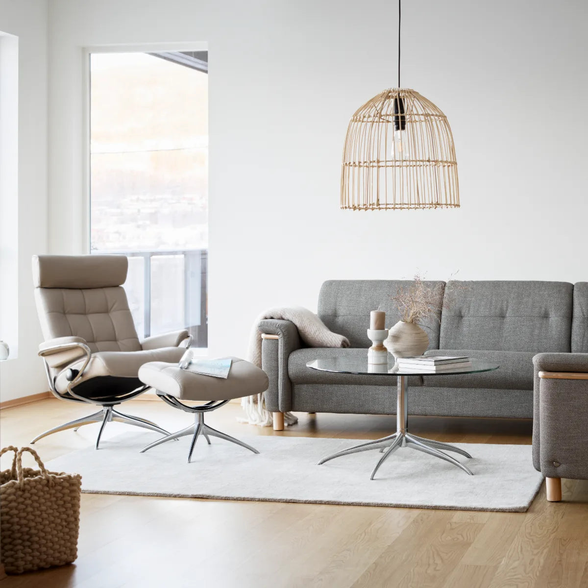 Stressless London met verstelbare hoofdsteun in Paloma Mushroom leder naast een Stressless Flora zitbank in een lichte woonkamer
