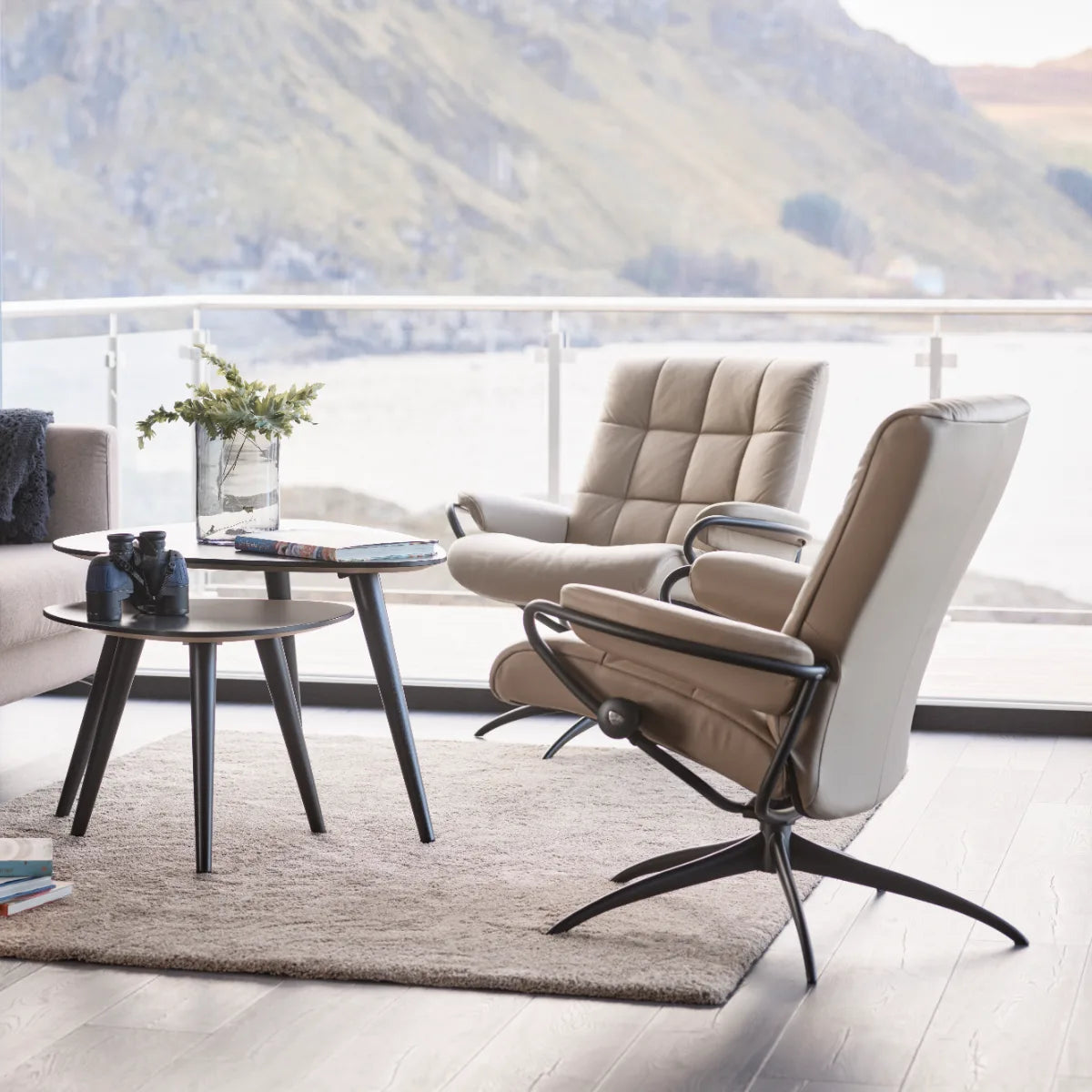 Stressless London met lage rug op een Star onderstel in een lichte woonkamer met zicht op de bergen