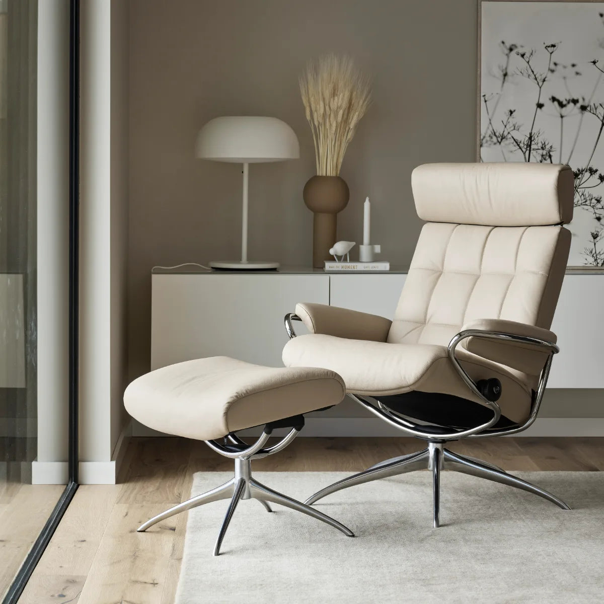 Stressless London met verstelbare hoofdsteun in crèmekleurig leder, achterovergekanteld in relaxstand
