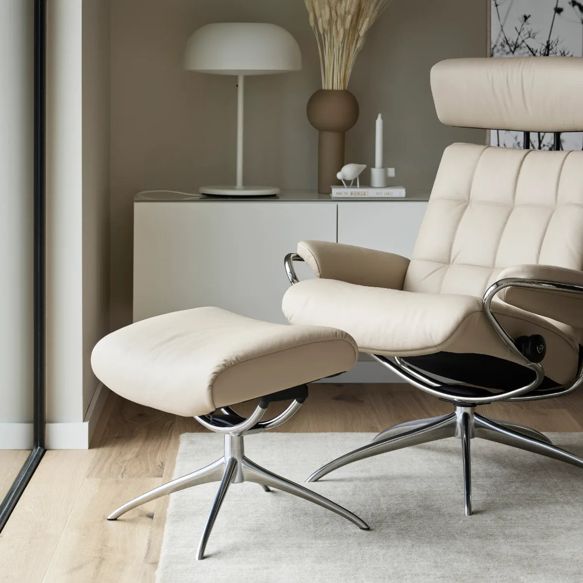 Stressless London met verstelbare hoofdsteun en voetenbank in crèmekleurig leder op een Star onderstel in chroom