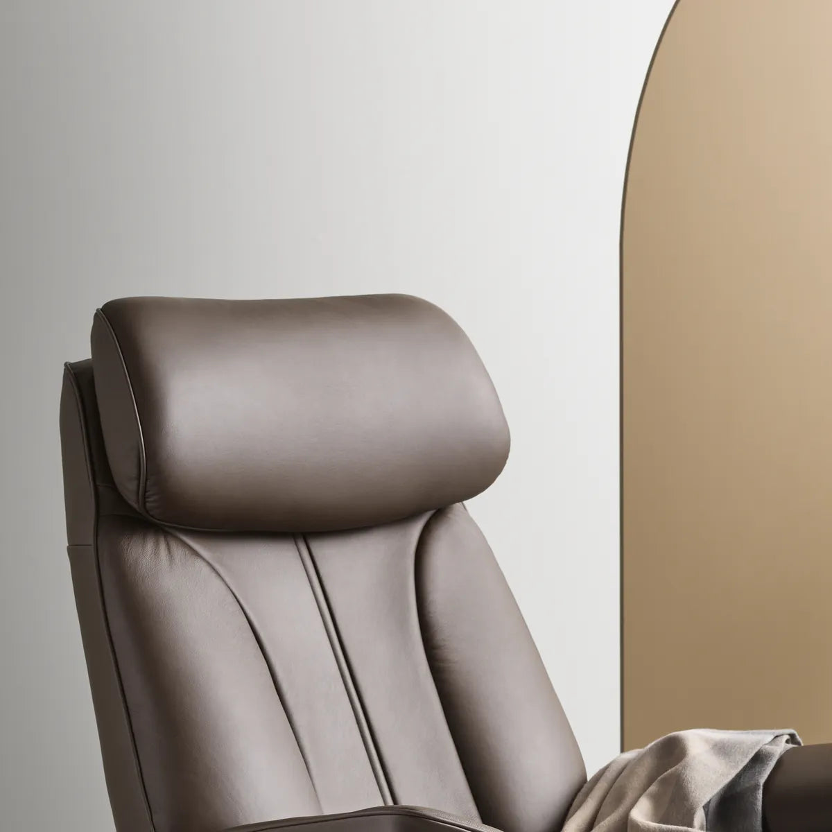 Headrest seamlessly integrated into the backrest of the Stressless Paul in Paloma Chestnut leather