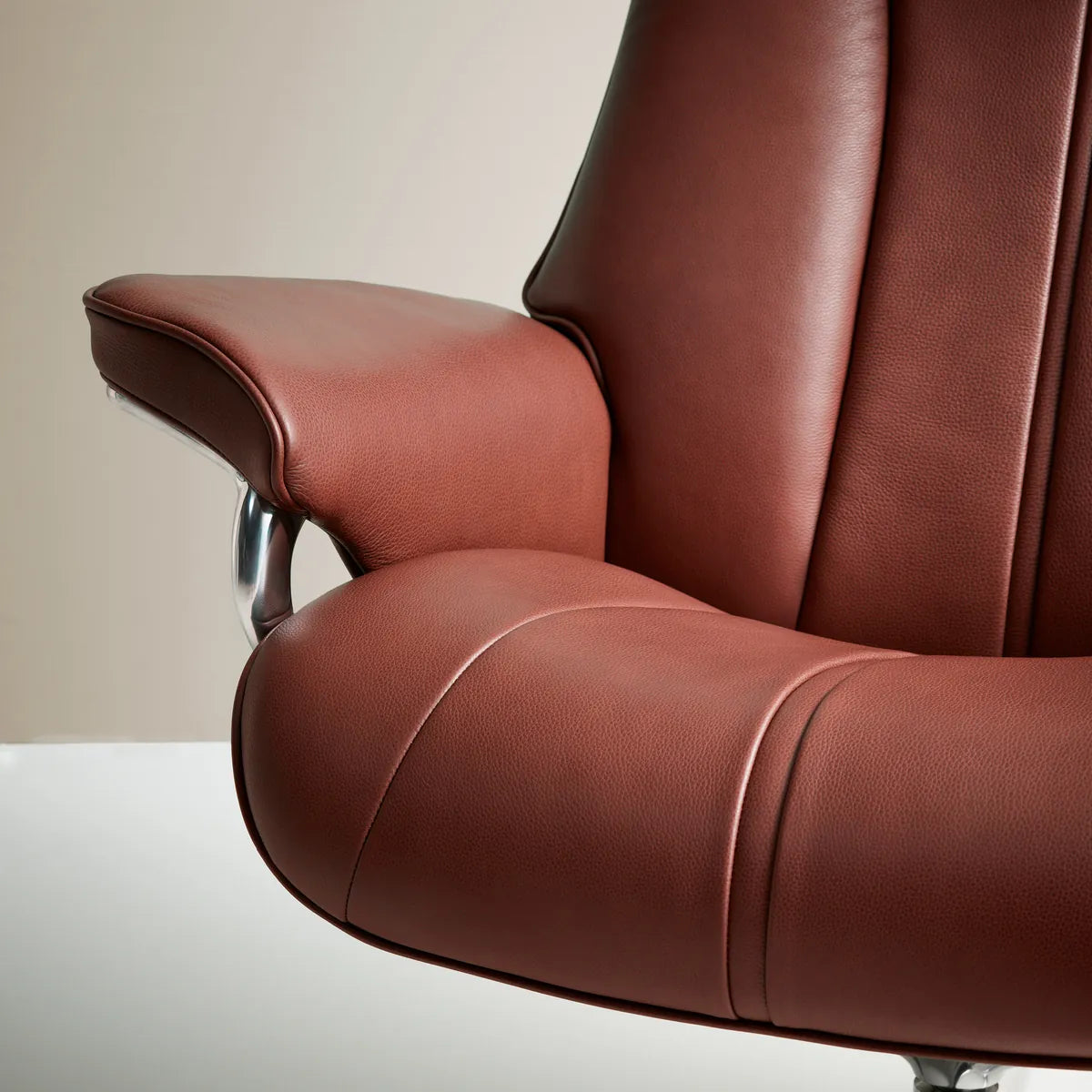 Close-up of the elegant piping detail along the seams of the Stressless Paul in Paloma Dark Henna leather