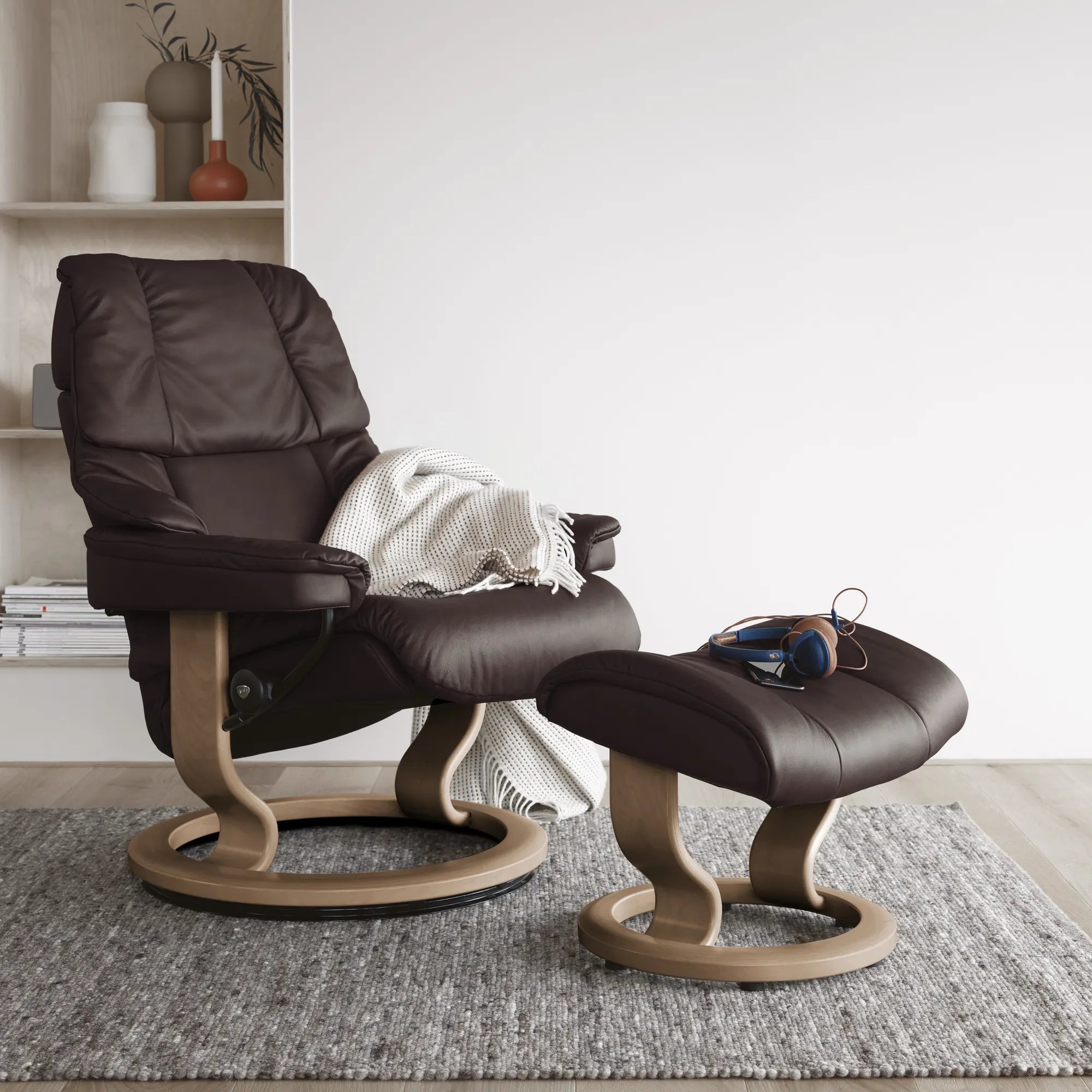 Stressless Reno met voetenbank en Classic onderstel in Paloma Chocolate leder en eiken
