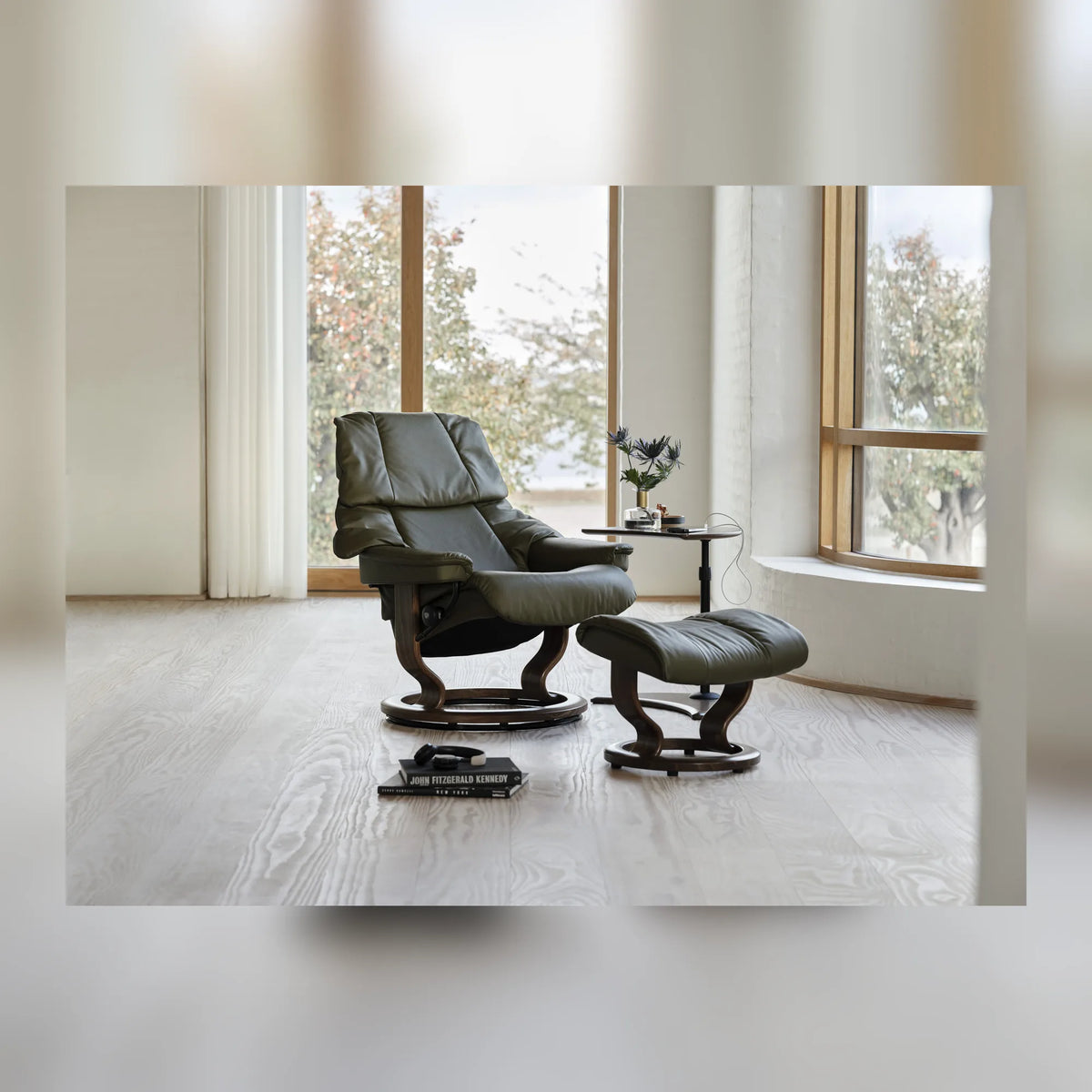 Stressless Reno relaxfauteuil met Classic onderstel in Paloma Dark Olive leder en walnoot