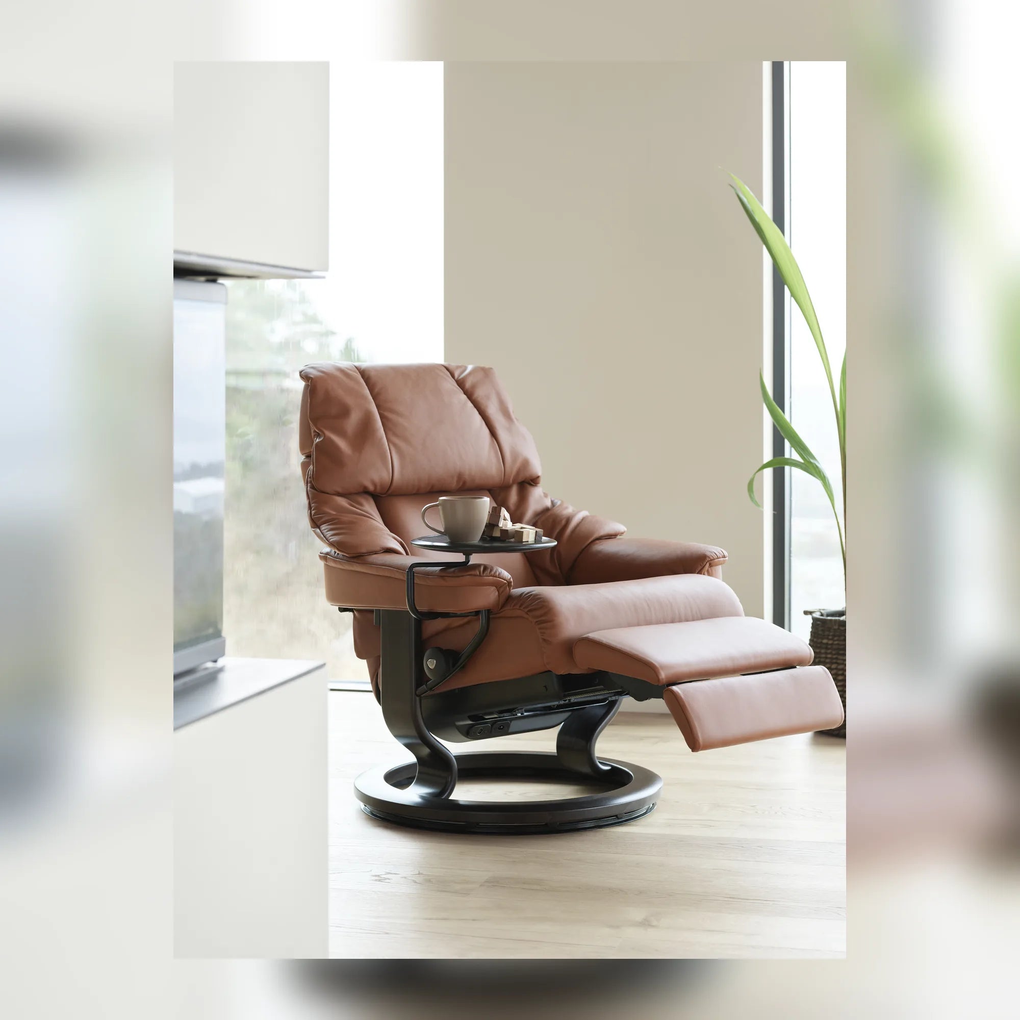 Stressless Reno Power met uitgeschoven voetsteun in Paloma New Cognac leder en wengé onderstel