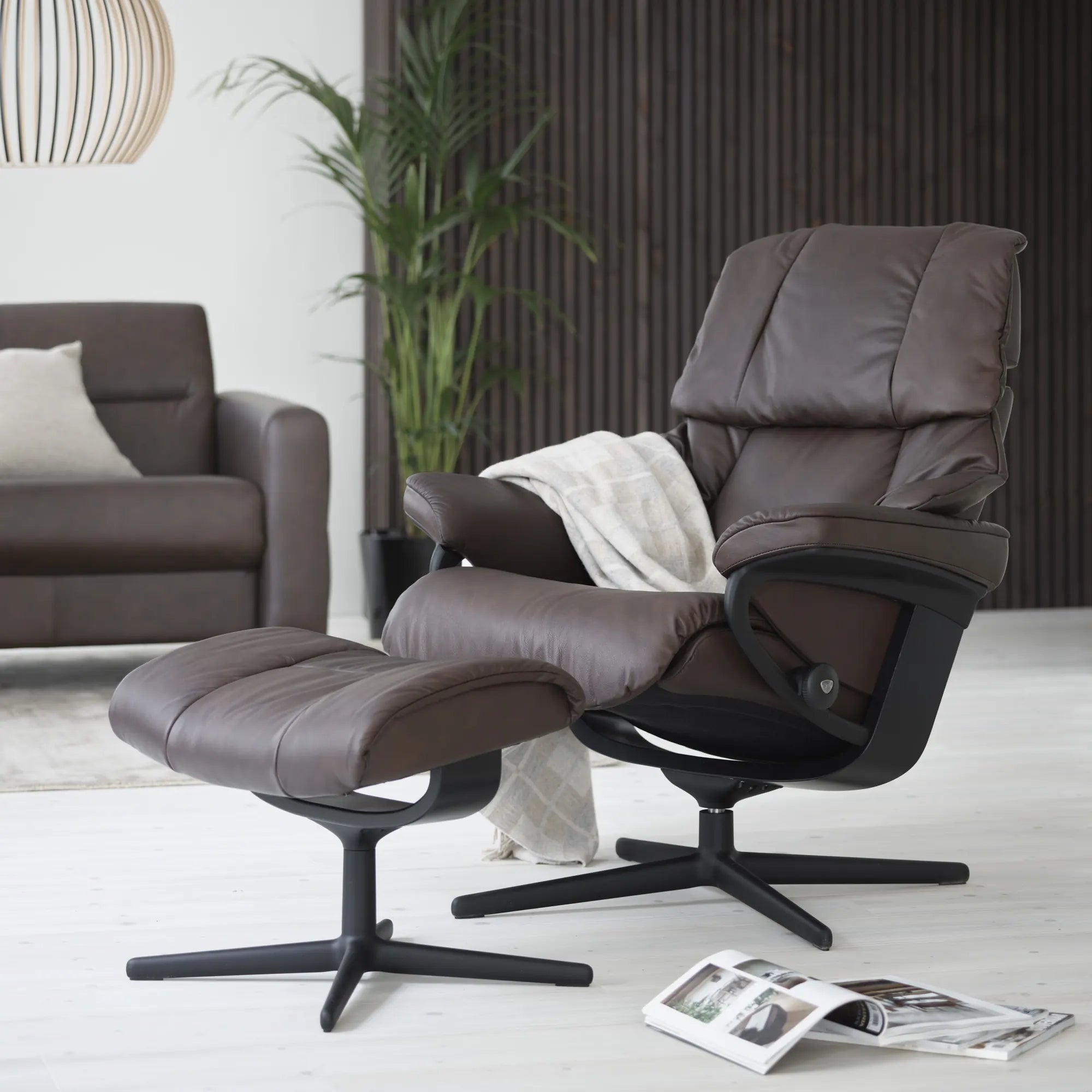 Stressless Reno met voetenbank en Cross onderstel in Paloma Chocolate leder met zwart hout