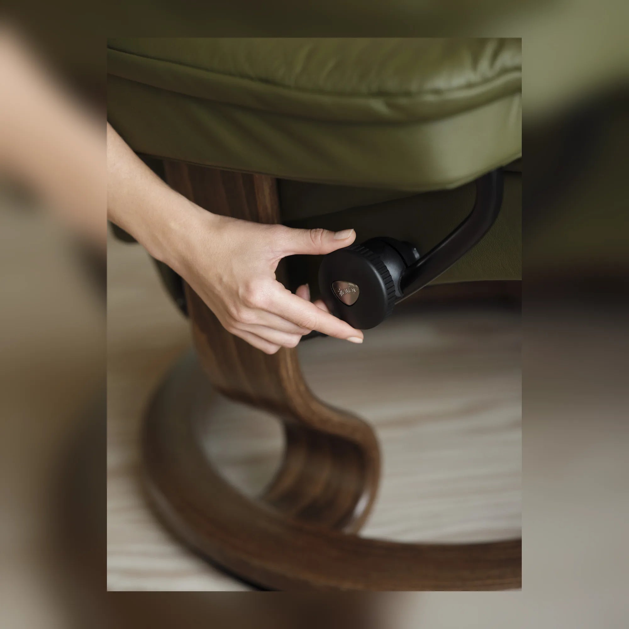 Detail van het Stressless Glide-system met verstelwiel onder de zitting van de Reno