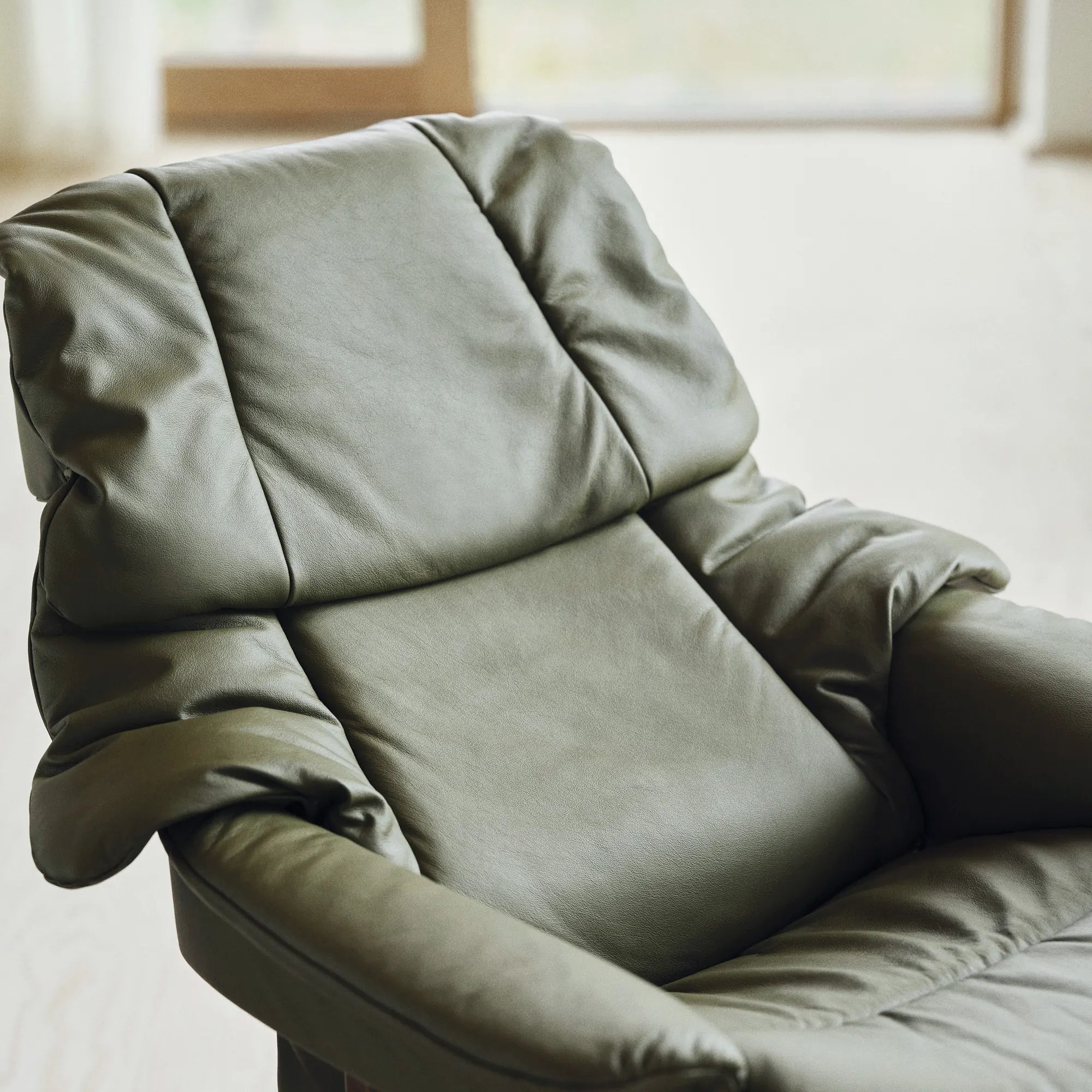 Detail van de verstelbare hoofdsteun van de Stressless Reno in Paloma Dark Olive leder