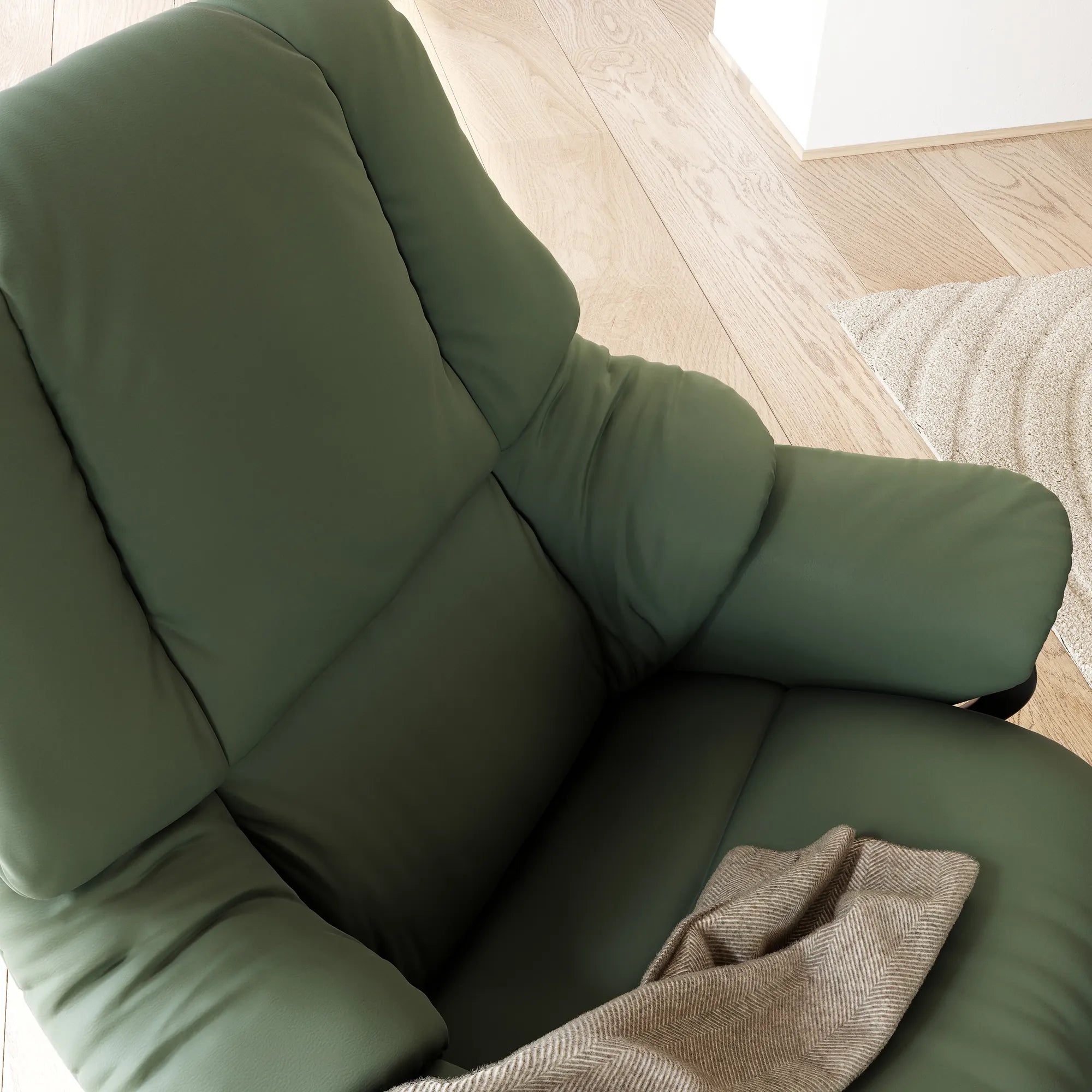 Detail van de zacht gevulde kussens van de Stressless Reno in Batick Thyme Green leder