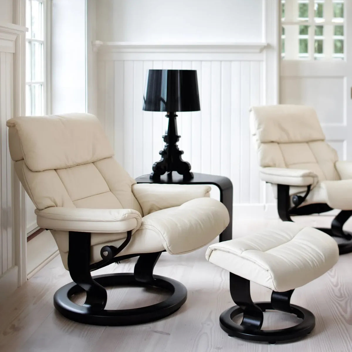 Twee Stressless Ruby relaxfauteuils in crème leder op een zwart Classic onderstel in een lichte, klassieke woonkamer