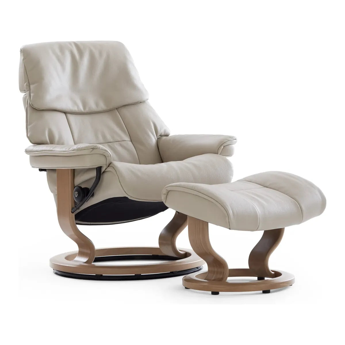 Stressless Ruby met voetenbank in crème leder op een Classic onderstel in lichte houtkleur, met volle zachte kussens