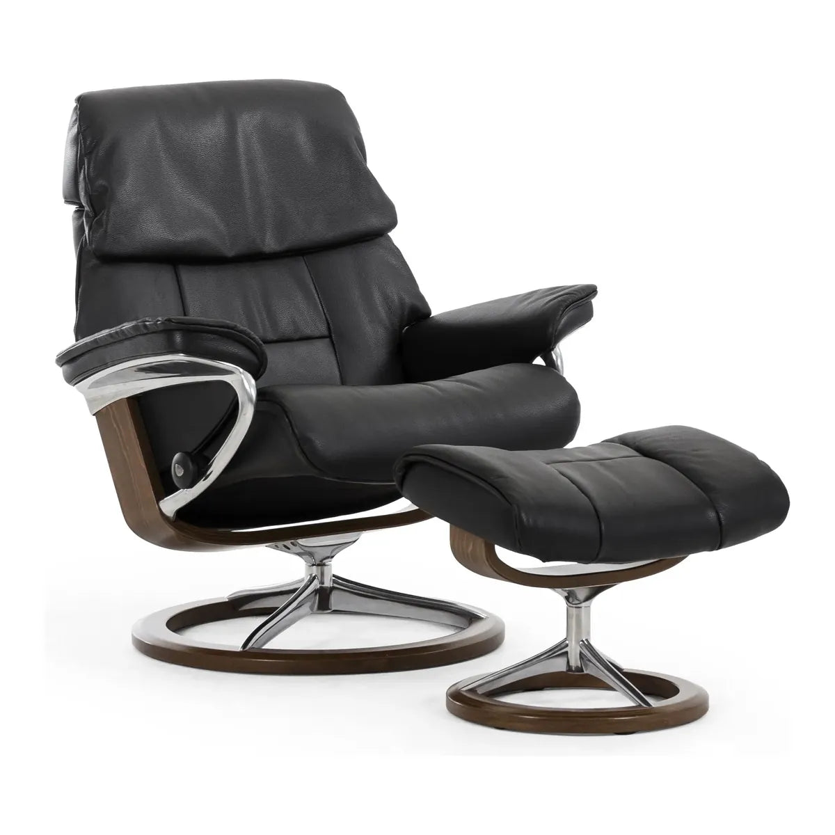 Stressless Ruby met voetenbank in zwart leder op een Signature onderstel met gepolijst metaal en walnoot