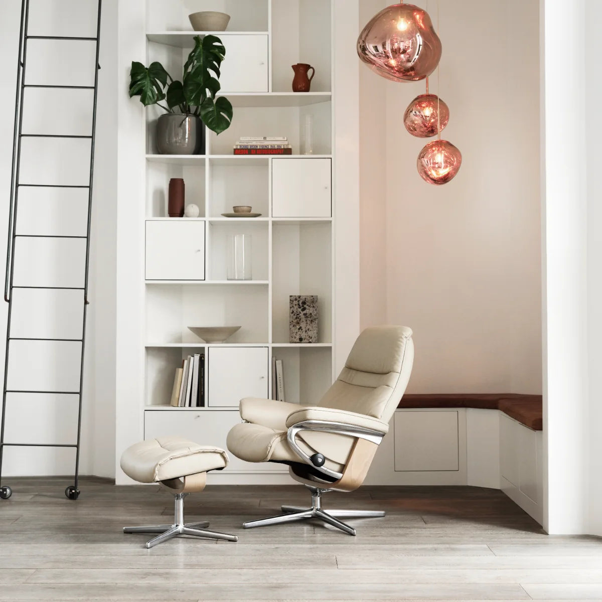 Stressless Sunrise met voetenbank in crème Batick leder op een Cross onderstel met eiken accenten, in een moderne woonkamer