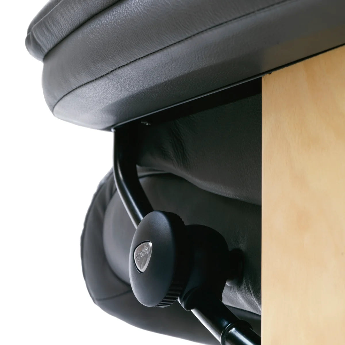 Detail van het Glide-wiel onder de armleuning van een Stressless Sunrise, waarmee je de weerstand instelt op je lichaamsgewicht