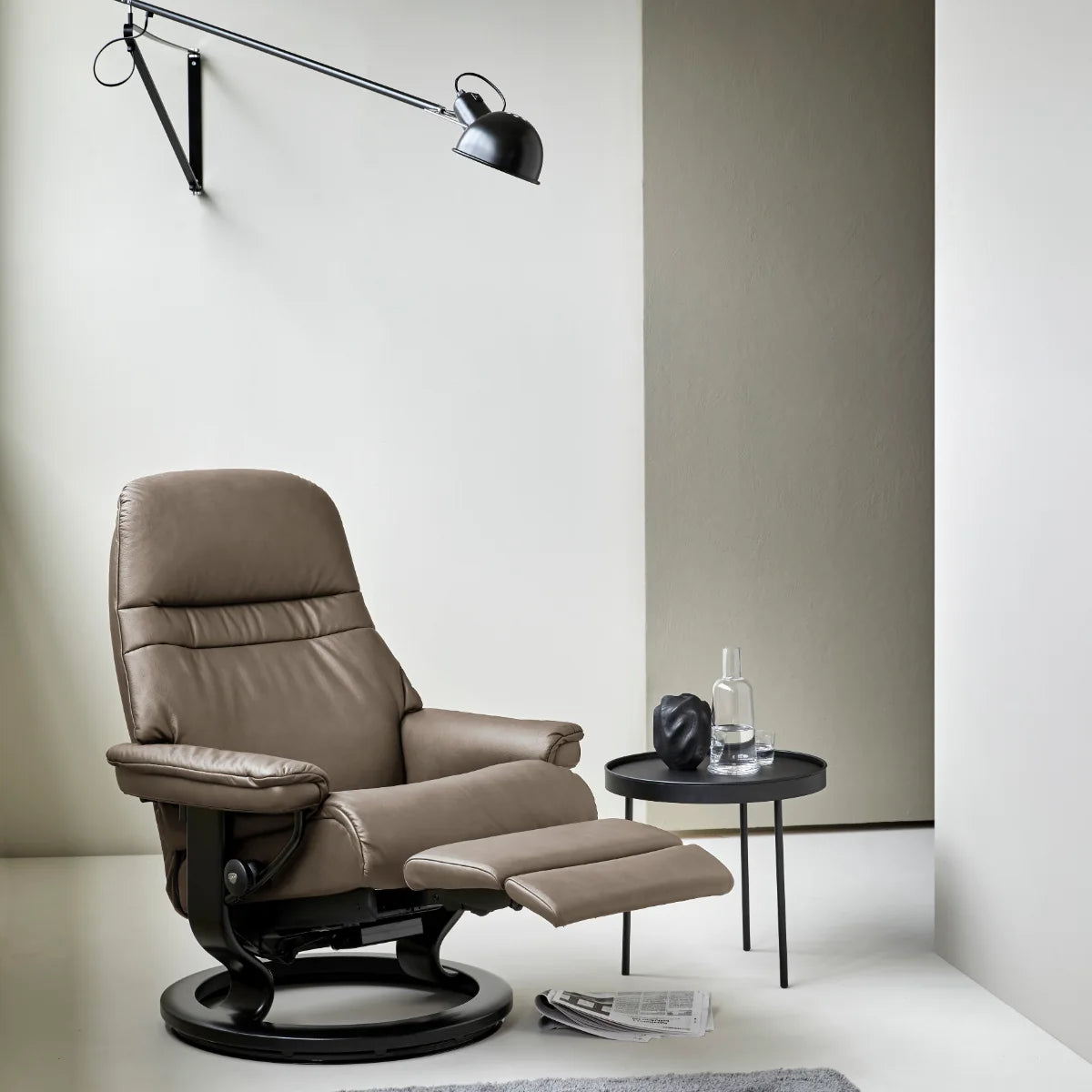 Stressless Sunrise Power in Mole Batick leder met uitgeklapte voetsteun op een zwart Classic onderstel