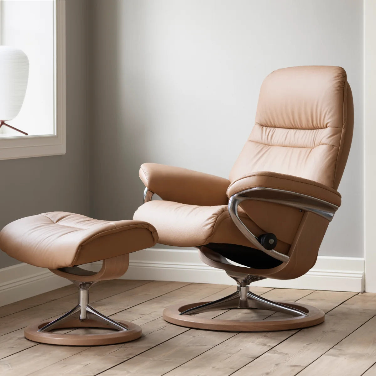 Stressless Sunrise relaxfauteuil met voetenbank in Paloma Almond leder op een Signature onderstel in eik