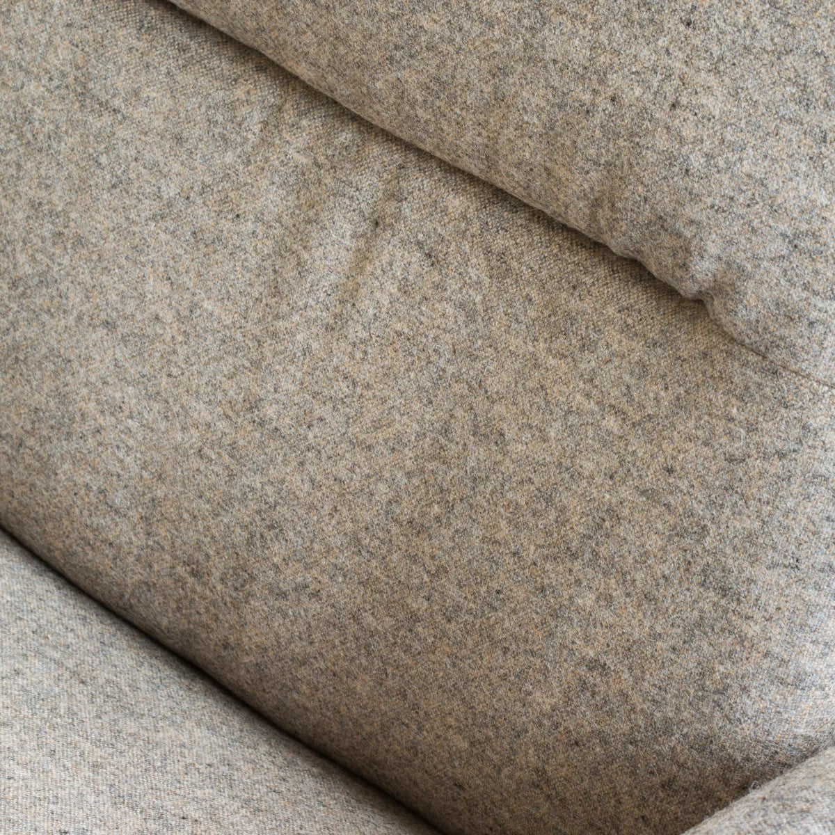 Detail van het gewatteerde kussen met horizontale stiknaden van een Stressless Tokyo in stof