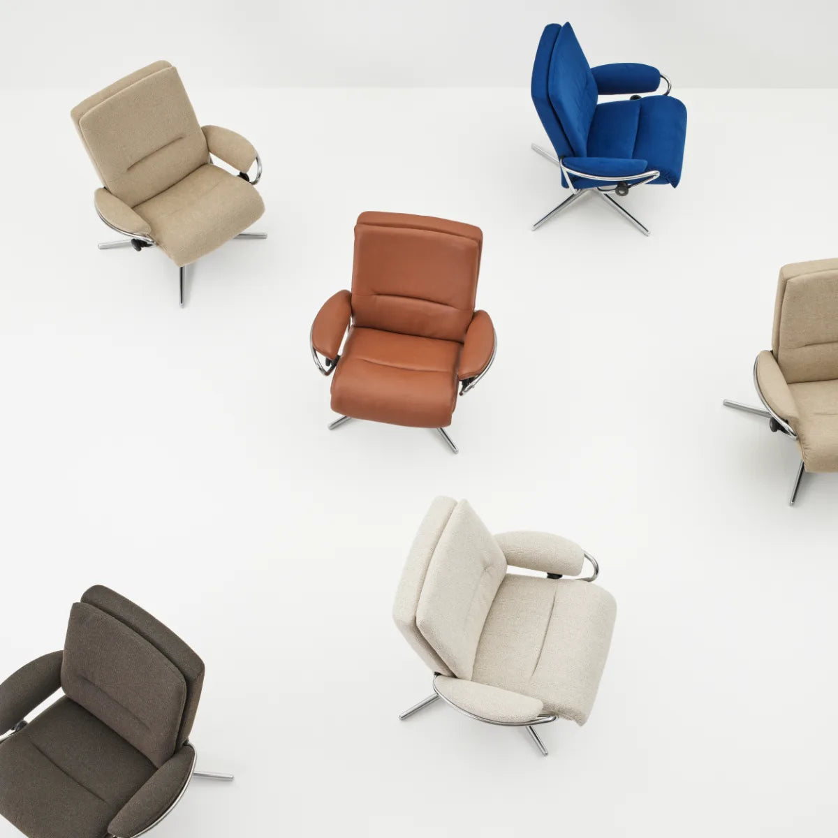 Bovenaanzicht van verschillende Stressless Tokyo relaxfauteuils in stof en leder in uiteenlopende kleuren