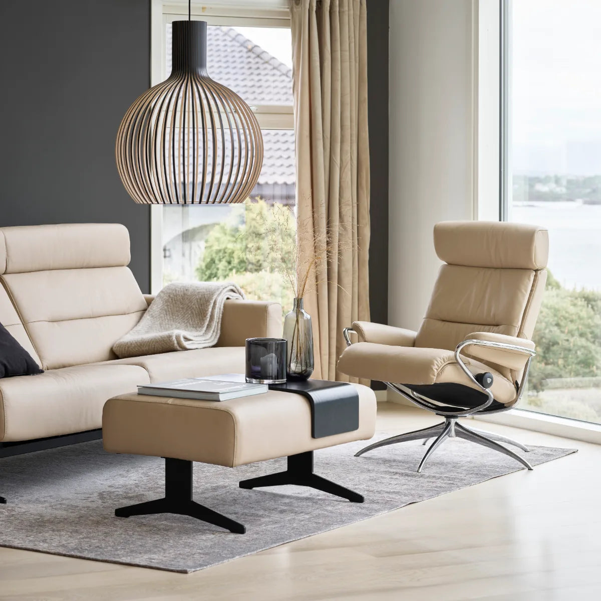 Stressless Tokyo met lage rug in beige Paloma leder naast een Stressless Stella zitbank in een moderne woonkamer