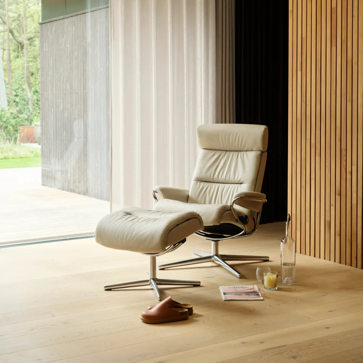 Stressless Tokyo met verstelbare hoofdsteun in Paloma Fog leder op een gepolijst Cross onderstel, met voetenbank, voor een lang gordijn