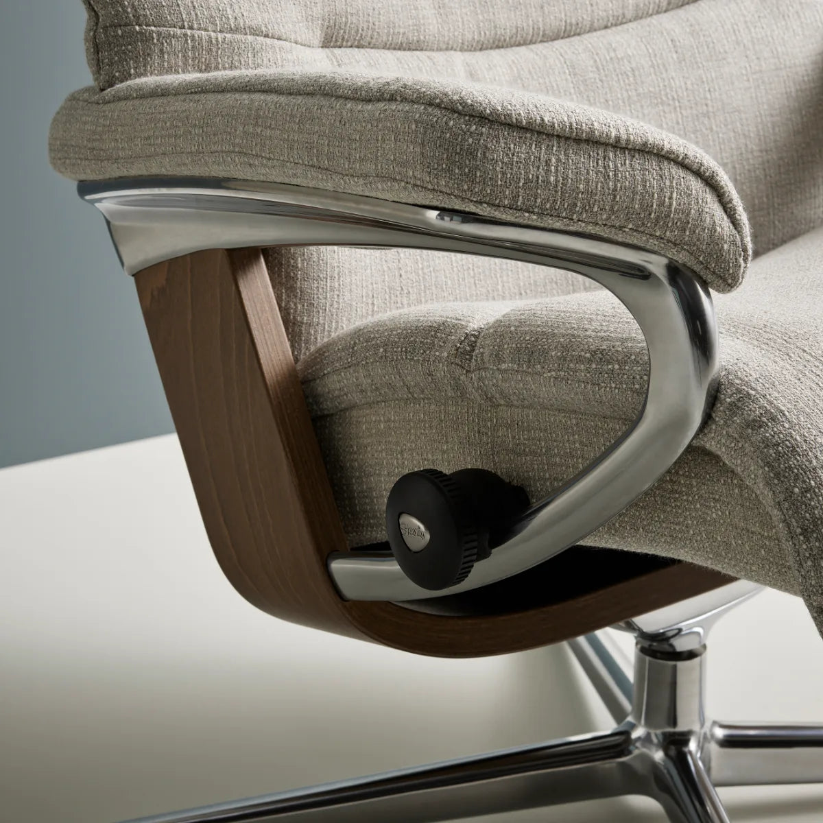 Detail van de kussens en armleuning van een Stressless View in Abelia Light Grey stof