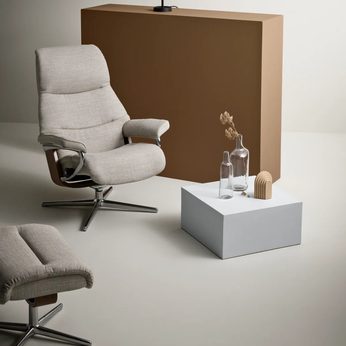 Stressless View Cross in Abelia Light Grey stof met voetenbank in een licht interieur