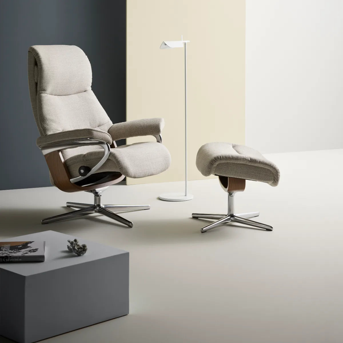 Stressless View Cross in Abelia Light Grey stof met voetenbank, naast een bijzettafel
