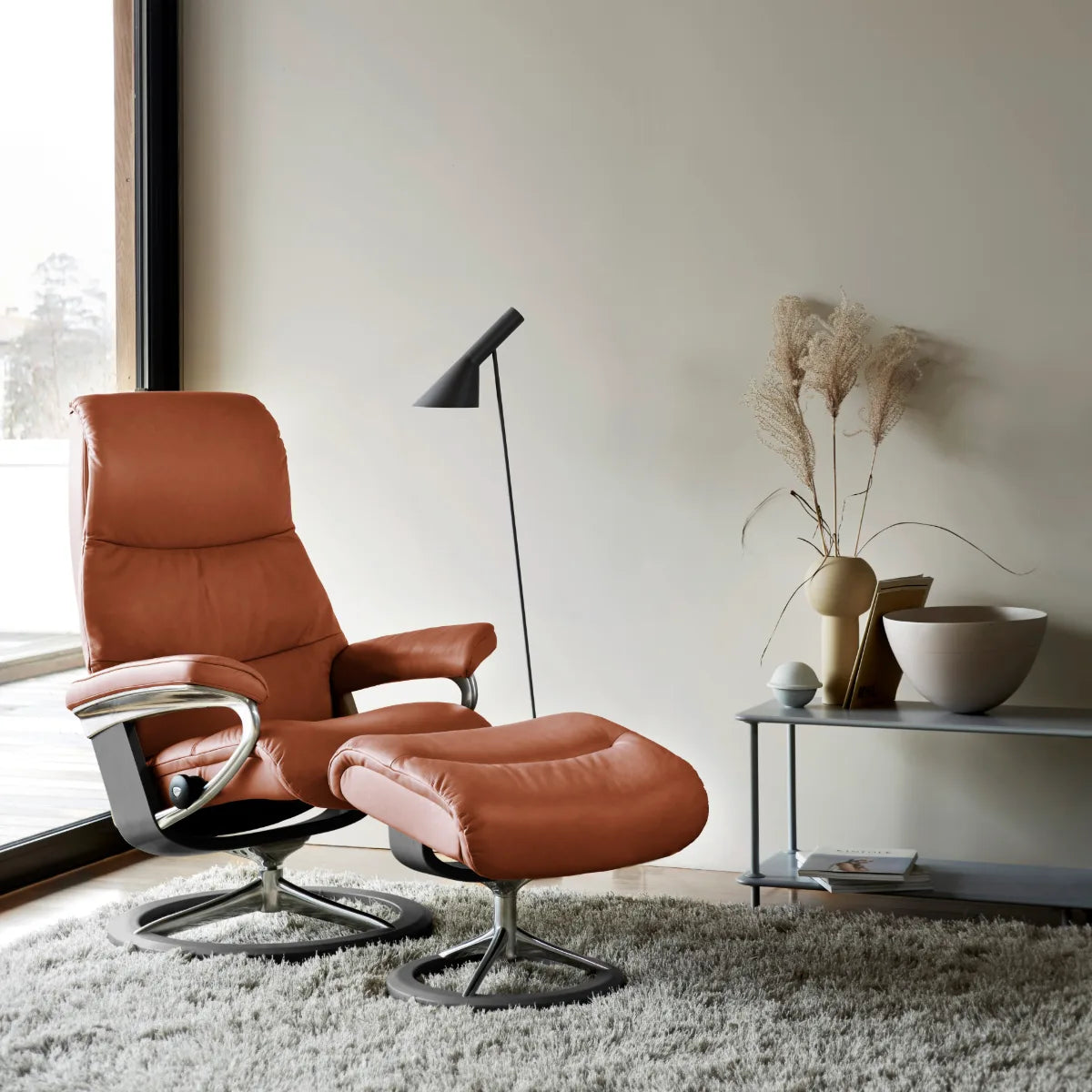 Stressless View Signature in Paloma Copper leder met voetenbank in een lichte woonkamer