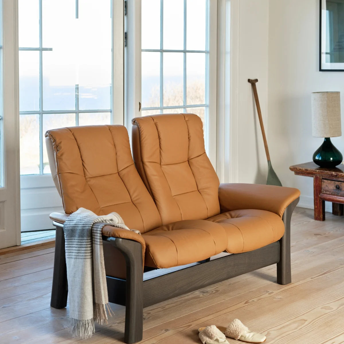 Canapé 2 places Stressless Windsor en cuir cognac dans un salon